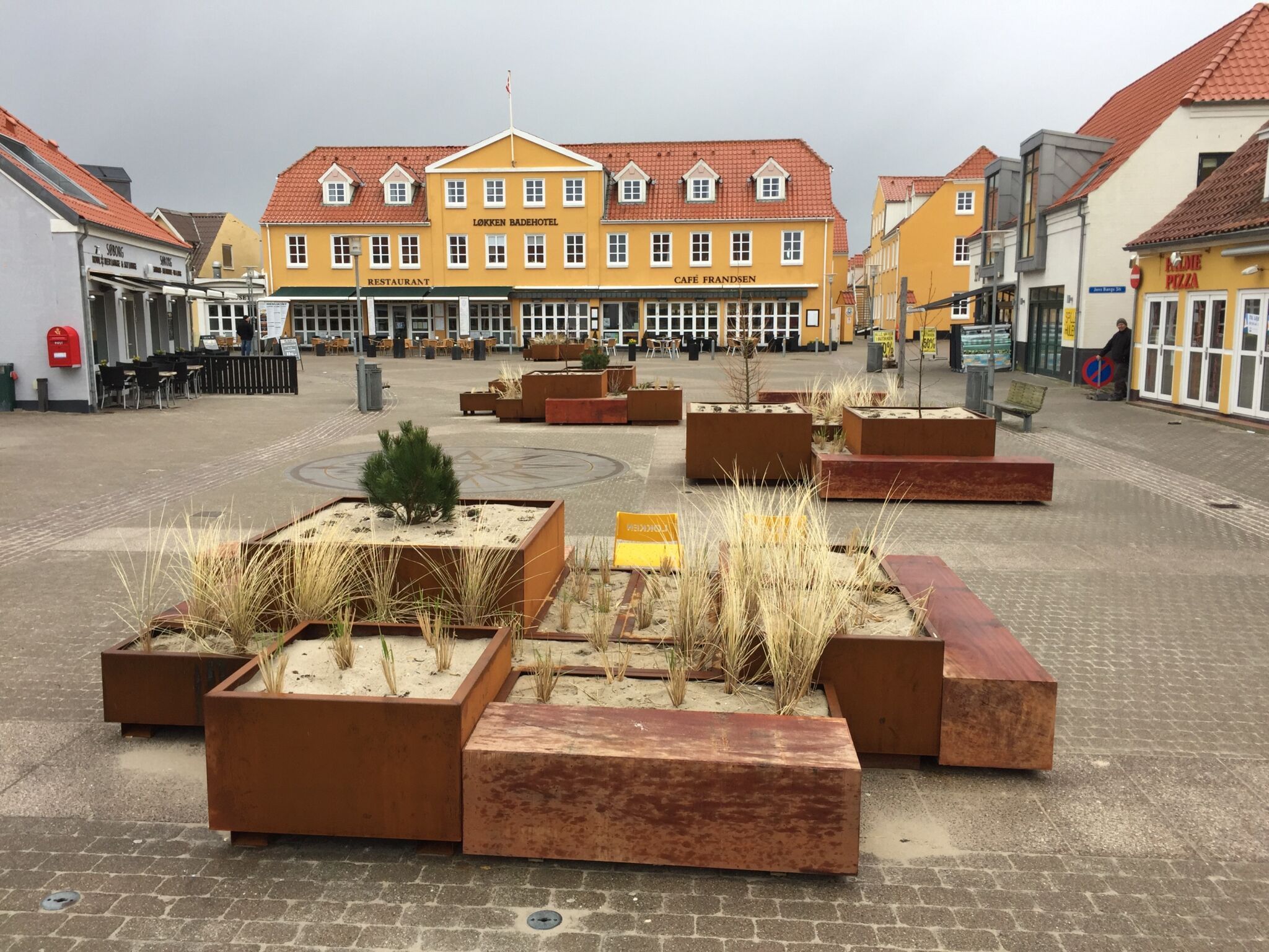 Rustne plantekasser i corten stål fremstillet og leveret til Løkken Torv. 