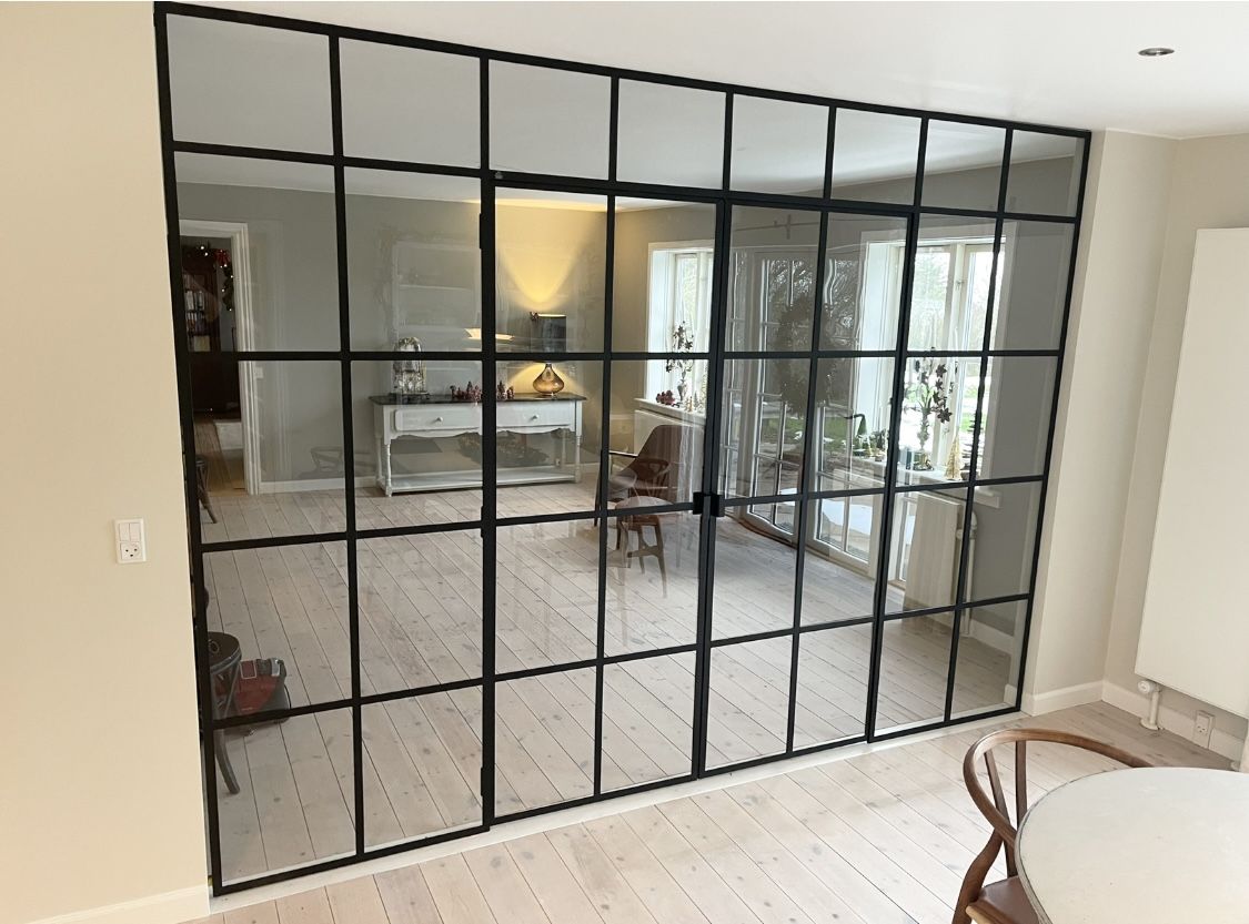 Stor skillevæg i glas med jernsprosser fremstillet i New Yorker-stil
