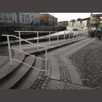 Gelænder til trappe - hvidt gelænder til metrostation i København