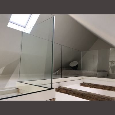 Glasværn i hvid bundskinne - indendørs glasværn